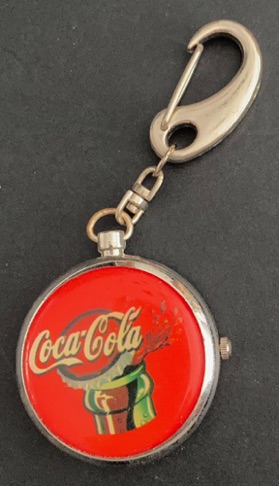 93297-1 € 3,00 coca cola sleutelhanger en aansteker logo dop.jpeg